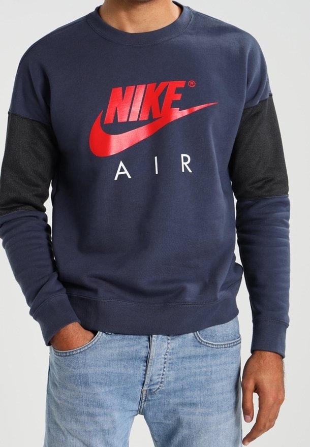 Námořnická modrá mikina s černými rukávy, se červeným logem Nike a textem "AIR". Vyrobena z jemné tkaniny s žebrovaným límcem a manžetami.