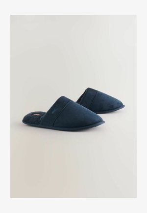 Sötétkék papucsok, puha textil felsőrésszel, bolyhos béléssel és lekerekített orr kialakítással. Slip-on stílusúak, minimalista hardverrel.