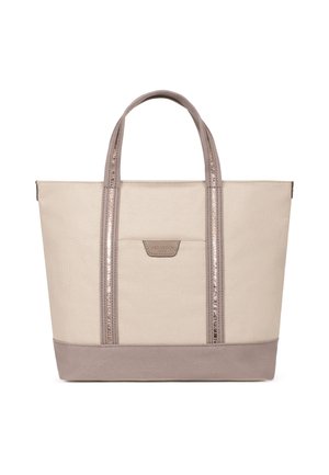 Beige og taupe tote-taske med dobbelte håndtag, frontlomme og metaltrim, sat mod en hvid baggrund.