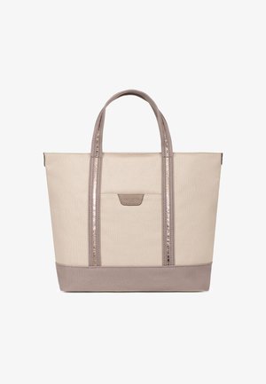 Beige og taupe tote-taske med dobbelte håndtag, frontlomme og metaltrim, sat mod en hvid baggrund.