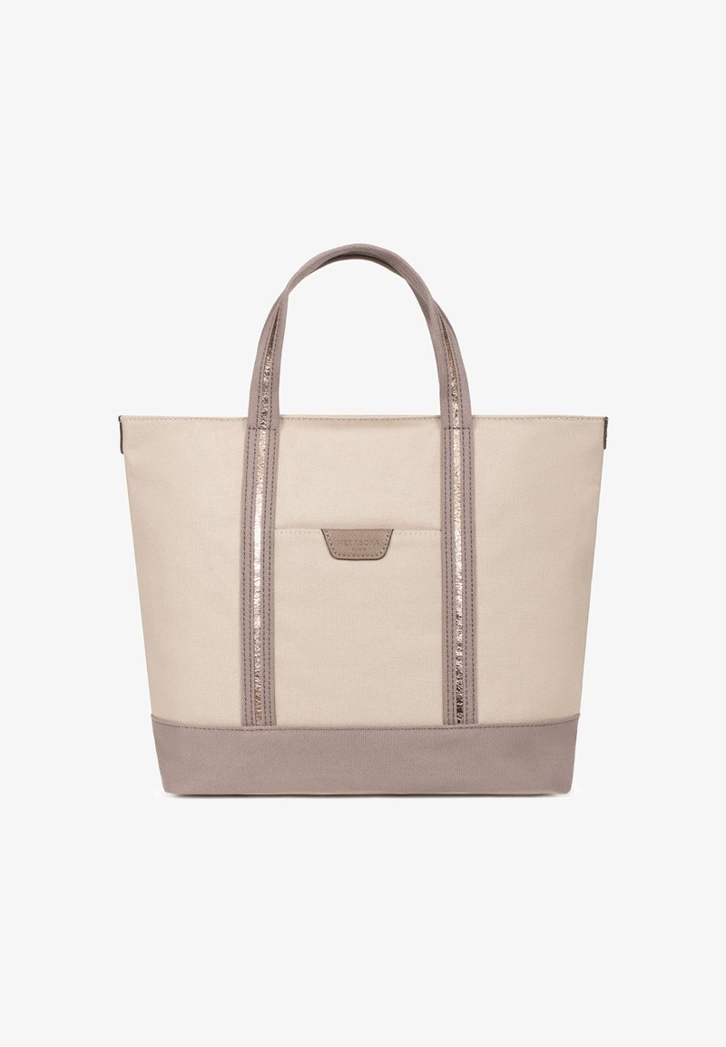 Sac fourre-tout beige et taupe avec doubles poignées, poche avant et accents métalliques, sur fond blanc.