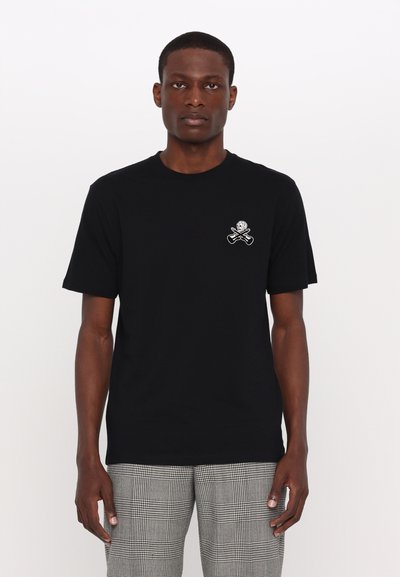 Tricou din bumbac negru, cu guler rotund și mâneci scurte. Prezintă un grafic alb cu un craniu și oase încrucișate în zona stângă a pieptului.