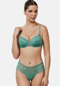 Teal kanten beha en bijpassende slip met bloemenpatronen, beugelondersteuning, verstelbare bandjes en goudkleurige hardwaredetail in het midden.