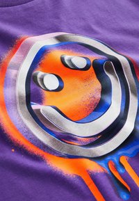 Next RELAXED FIT SHORT SLEEVE GRAPHIC STANDARD - Printtipaita - purple smile