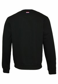 Sudadera negra con cuello redondo, puños ribeteados y dobladillo acanalado. Cuenta con una pequeña etiqueta tricolor en la parte trasera del cuello. Fabricada con tela suave.