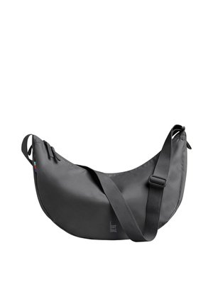 Sort halvmåneformet crossbody-taske med justerbar rem og lynlåslukning, med diskret mærketekst "GOT BAG" foran.