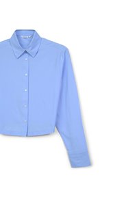 Camicia a maniche lunghe cropped azzurro chiaro con colletto pointed, chiusura frontale a bottoni e texture del tessuto liscia.