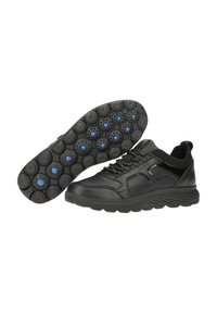 Scarpe sportive nere con tomaia in pelle texturizzata, colletto elasticizzato e linguetta imbottita. Sole spesso e ondulato con accenti blu circolari.