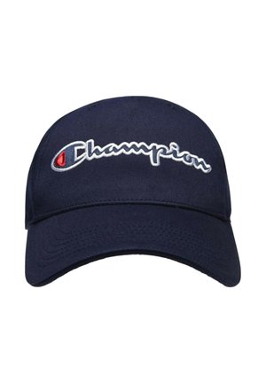 Cappellino da baseball blu navy con visiera curva e logo Champion ricamato bianco con emblema rosso e bianco sul davanti.
