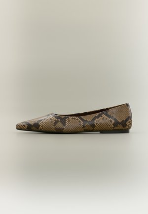 Zapato plano de punta afilada con patrón de piel de serpiente marrón y negro y suela negra baja sobre fondo claro.