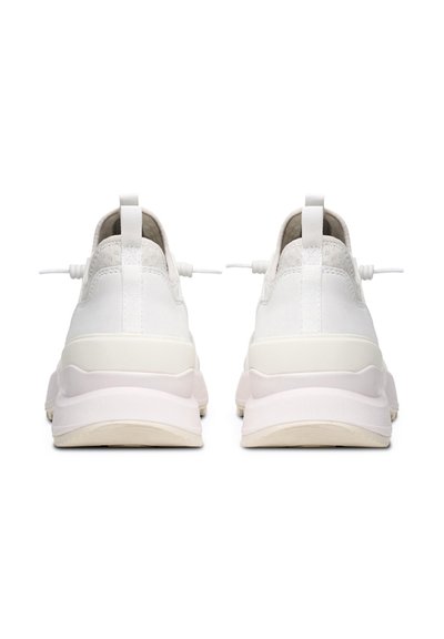 Scarpe da ginnastica bianche con una texture liscia, dotate di un tallone imbottito e lacci regolabili, presentano un design elegante e moderno e una suola leggermente rialzata.