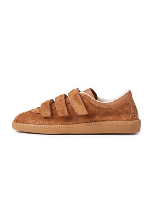 Brązowe zamszowe sneakersy z trzema paskami na rzepy, jasnobrązowe skórzane akcenty i fakturowana gumowa podeszwa z trójkątnym wzorem.