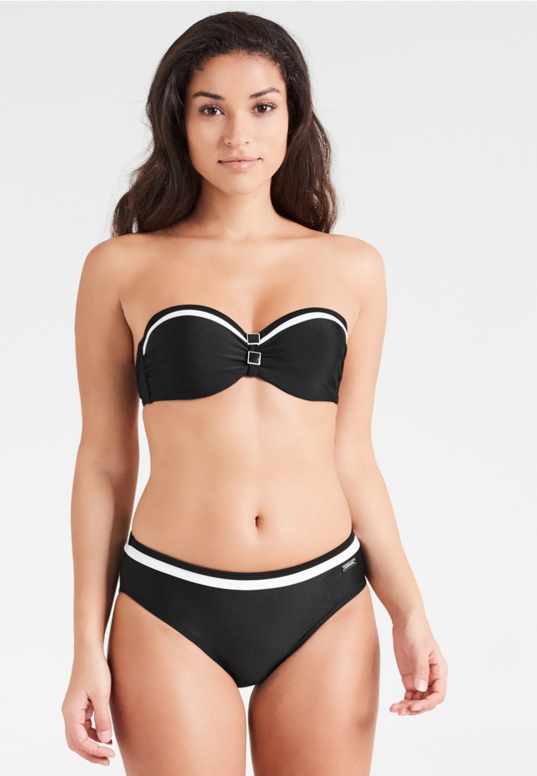 Zwart bikini-set bestaande uit een strapless top met een witte accent en decoratieve gesp, gecombineerd met hoge taille slipjes met een bijpassende band.