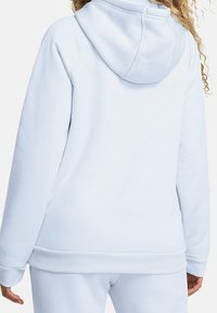 Sweat à capuche bleu clair en tissu doux, doté d'une grande capuche, de poignets et d'un ourlet côtelés, avec une coupe décontractée et un design minimaliste.