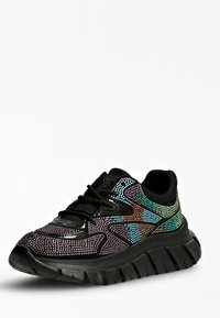 Schwarze Sneakers mit mehrfarbigen Strasssteinen, strukturiertem Design, geformter Sohle und schwarzen Schnürsenkeln. Verfügt über kontrastierende Farbakzente im oberen Bereich.