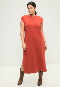 Studio Untold DÉCOLLETÉ ROND FENTE SUR LE CÔTÉ - Žerzejové šaty - brick red
