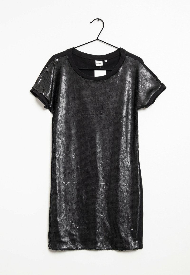 Robe courte noire à sequins avec manches courtes suspendue sur un cintre noir sur fond blanc.