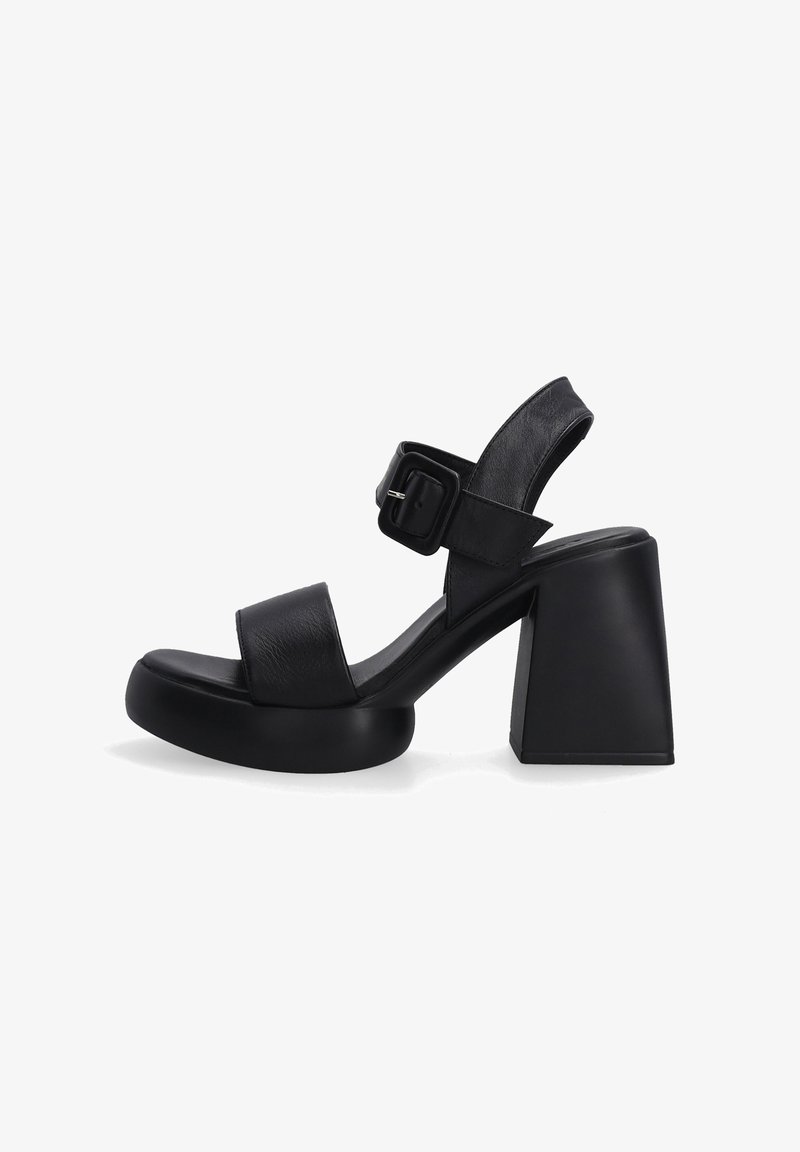 Černé kožené sandály na blokovém podpatku s otevřenou špičkou, nastavitelným páskem kolem kotníku a hladkým povrchem. Mají silný podpatek pro stabilitu.