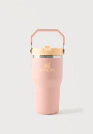 Pink Stanley isoleret rejsekrus med beige låg og foldbart håndtag på hvid baggrund.