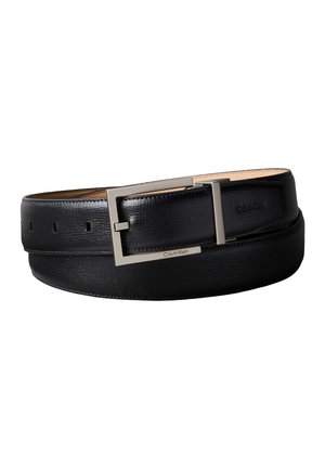 Zwarte gestructureerde leren riem met rechthoekige zilveren gesp en Calvin Klein-logo gegraveerd op de gesp en de riem.