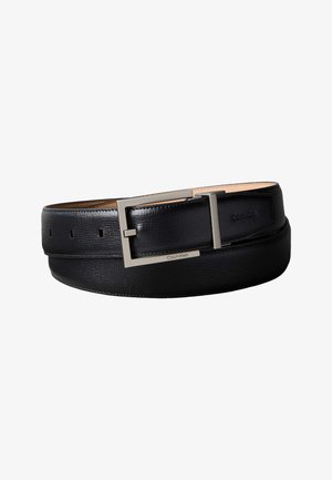 Sort tekstureret læderbælte med rektangulært sølvspænde og Calvin Klein-logo indgraveret på spænde og bælte.