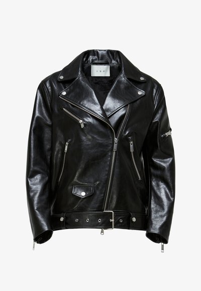 Zwarte leren bikerjack met zilveren ritsen, een verstelbare taille en een notch-kraag. Bevat meerdere ritszakken en heeft een glanzende textuur.
