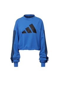 Sweat-shirt court bleu en tissu doux. Il présente un logo Adidas noir sur le devant et des accents à rayures noires sur les manches.