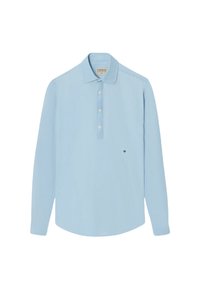 Camisa de manga larga azul claro con cuello, que presenta un tapeta con tres botones y un pequeño logo bordado en el pecho.
