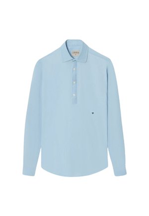Camisa de manga larga azul claro con cuello, que presenta un tapeta con tres botones y un pequeño logo bordado en el pecho.