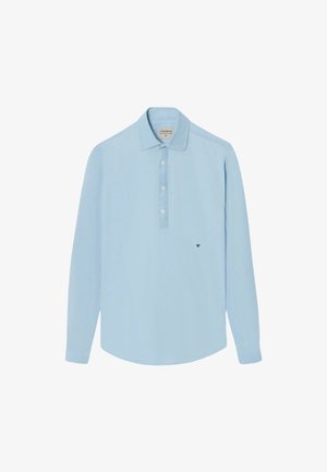 Camisa de manga larga azul claro con cuello, que presenta un tapeta con tres botones y un pequeño logo bordado en el pecho.