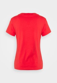Camiseta roja de manga corta con un escote redondo, hecha de tela suave, con una textura lisa y un diseño sencillo, sin patrones visibles.