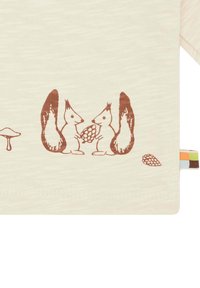 Baumwollstoff mit einer cremefarbenen Basis, die braune Illustrationen von zwei Eichhörnchen zeigt, die einen Tannenzapfen halten, ergänzt durch kleinere Designs von Tannenzapfen und Pilzen.