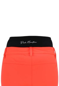 Feloranje korte broek met een zwarte elastische tailleband waarop "Peak Mountain" staat in wit schrift. Soepele textuur, aansluitend ontwerp, en riemlussen.