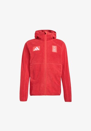 Czerwona bluza polarowa zapinana na zamek z kapturem, z logo Adidas i logo Olimpijskiej Drużyny Polski na piersi.