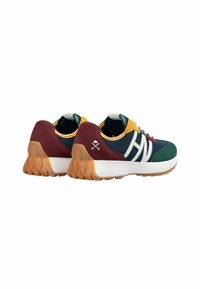 Zapatillas deportivas multicolores que combinan materiales de ante y malla, con un diseño de logo blanco, suela de goma gruesa y cuello acolchado para mayor comodidad.