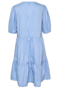 Ljust blå bomullsklänning med korta puffärmar, rund halsringning och tierad kjol. Slät textur och elastisk detalj vid ärmarna.
