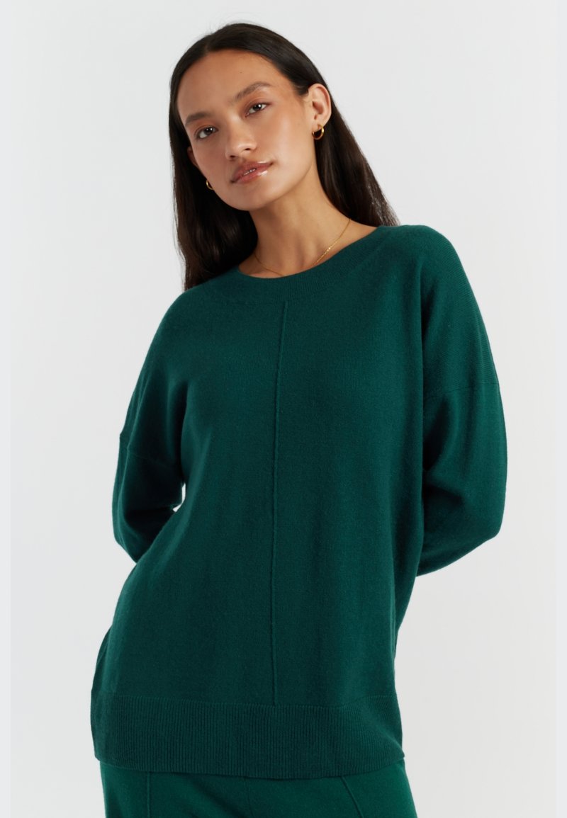 Pull en maille vert émeraude avec un col rond, une coupe décontractée, des épaules tombantes et un ourlet droit côtelé. Texture douce et finitions minimales.