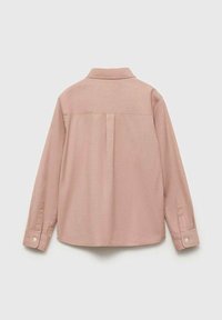 Svetlo roza dolgodlaka majica s ovratnikom, z osrednjim šivom na hrbtu in gumbi na manšetah. Gladek material z minimalno teksturo.