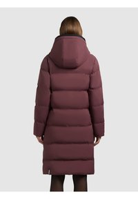 Geacă puffer de culoare vin oțet, cu glugă, având un design matlasat, mâneci lungi și ajungând la înălțimea coapselor. Textură netedă și croială relaxată.