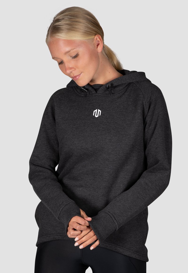 Dunkelgrauer Hoodie aus weichem Stoff mit Kapuze und Zugkordel. Mit kleinem weißem Logo auf der Brust und gerippten Bündchen.