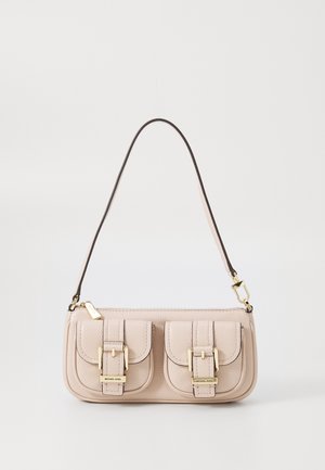 Beżowa skórzana torba na ramię z dwoma przednimi kieszeniami na klamry oraz cienkim paskiem na ramię, wyposażona w złote okucia i zapięcie na zamek błyskawiczny.