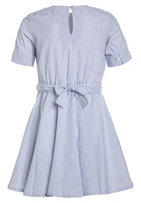 Vaaleansininen, lyhythihainen mekko, jossa on vyö, laskostettu hame ja avainaukkotakaosa. Valmistettu tekstuurisesta, hengittävästä kankaasta.