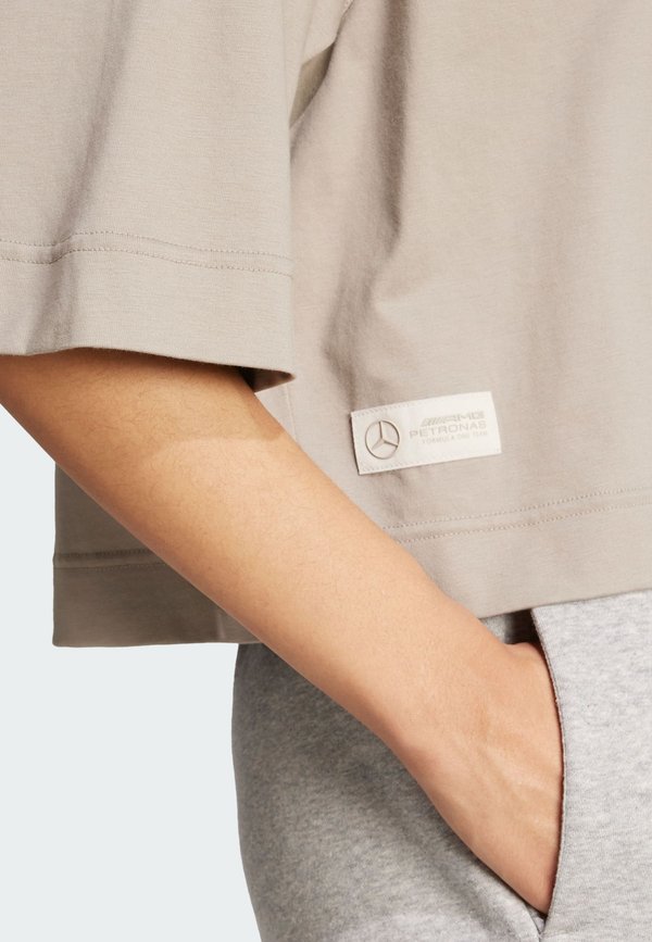 MERCEDES - AMG PETRONAS FORMULA ONE TEAM PREMIUM - Print T-shirt - putty beige  alumina2