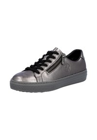 Sneaker in pelle grigia metallizzata con lacci neri, dettaglio con zip laterale, suola in gomma testurizzata e logo circolare sul lato.