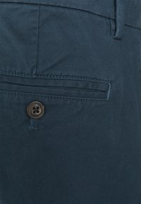 GAP ESSENTIAL SLIM FIT - Chinos - medium indigo