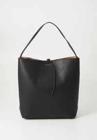 Borsa a tracolla nera in pelle con design morbido, chiusura con zip superiormente e una maniglia; presenta un rivestimento interno color nocciola e un dettagli logo minimale.