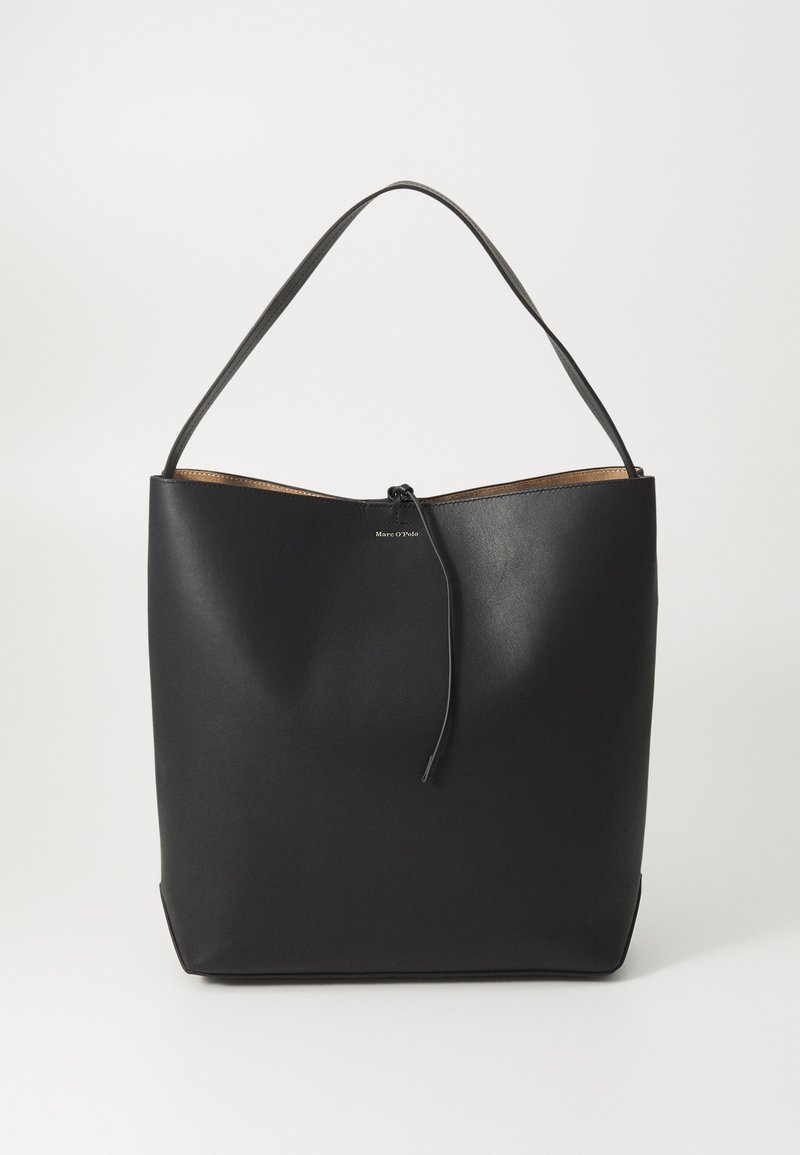 Borsa a tracolla nera in pelle con design morbido, chiusura con zip superiormente e una maniglia; presenta un rivestimento interno color nocciola e un dettagli logo minimale.