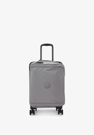 Grå rullende kuffert med en tekstureret overflade, sort teleskophåndtag, fire hjul og et cirkulært logo-detalje på forsiden.