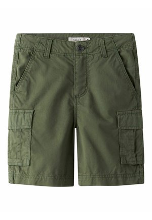 Pantaloncini cargo verde oliva con chiusura a bottone, passanti per cintura, tasche oblique frontali e tasche con patta su ogni lato.