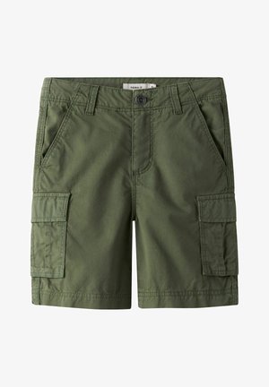 Olivengrønne cargoshorts med knaplukning, bæltestropper, skrå forlommer og klaplommer på hver side.